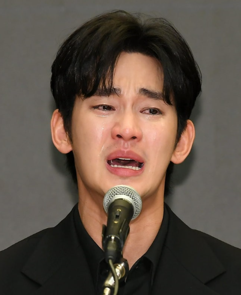 <b>김수현 소속사 대표</b>, 1년 만에 퇴사 "진퇴양난"...한화 출신 영입