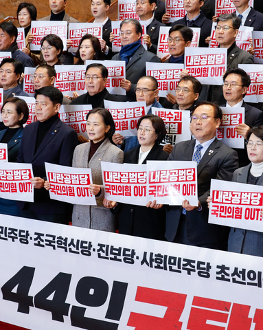 <b>국민의힘</b> 초선 의원들 <b>비상계엄</b> 반성과 <b>사과</b> 요구