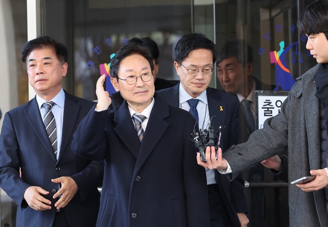 <b>패스트트랙</b> 충돌 <b>사건</b>, 민주당 의원·관계자 <b>벌금형</b> 구형