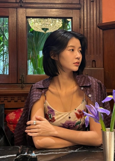   임현주, '단발좌'에서 '분위기 여신'으로 변신?! 꽃무늬 슬립 드레스 입고 선보인 근황은?