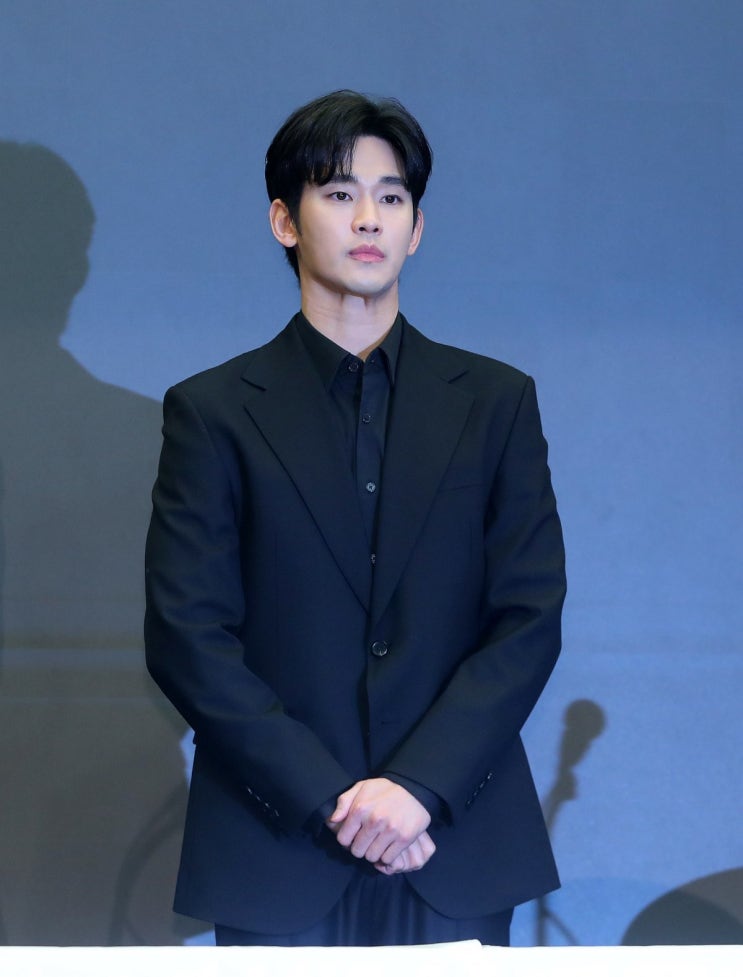 <b>김수현 소속사 대표</b>, 9개월... '김새론 분쟁' 중 수장 <b>교체</b>!