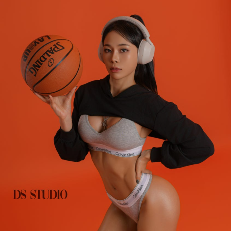  헤드셋과 농구공을 활용한 MZ 느낌의 스포티 바디프로필