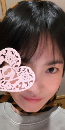   송혜교 44세 생일 현장 또 난리! '절친 수지'가 보낸 깜짝 꽃선물에 팬들도 감탄했어요!