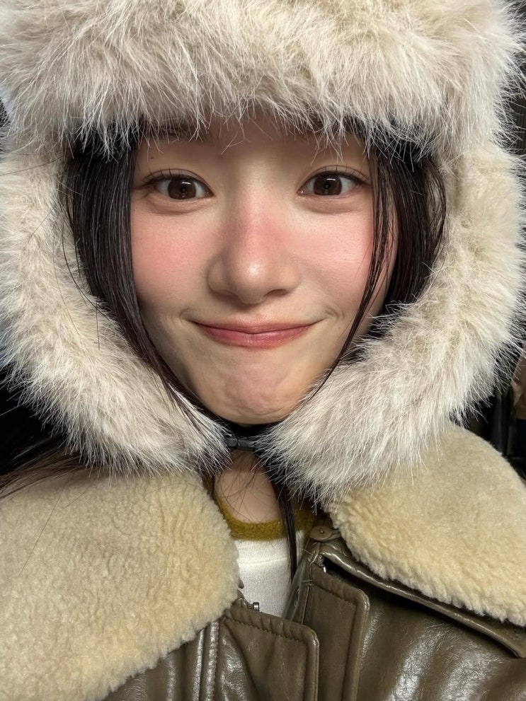  겨울에도 센스 있는 스타일은 포기 못해! 정채연이 입은 온앤온 비건 레더 구스 다운 자켓 코디