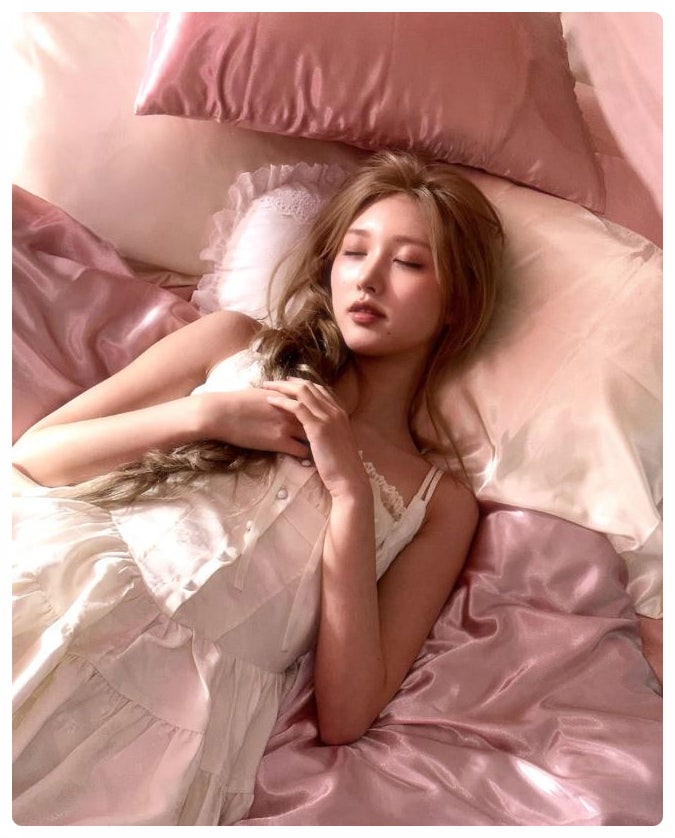 아이브 가을 거울 셀카 침대 어깨 라인 슬립 드레스 금발 헤어 인스타 사진