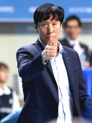 배구 V리그 최초의 <b>300승</b> <b>감독</b> 탄생! <b>신영철 감독</b>의 기록이... 