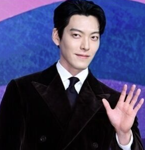   신민아김우빈, 결혼 청첩장 첫 공개! 직접 그린 그림과 손글씨에 담긴 특별한 의미는?