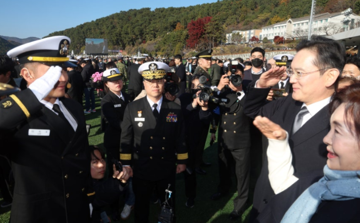 <b>이재용</b> 회장 <b>장남</b>, <b>해군 소위</b> 임관! 삼성·대상家 총출동 현장