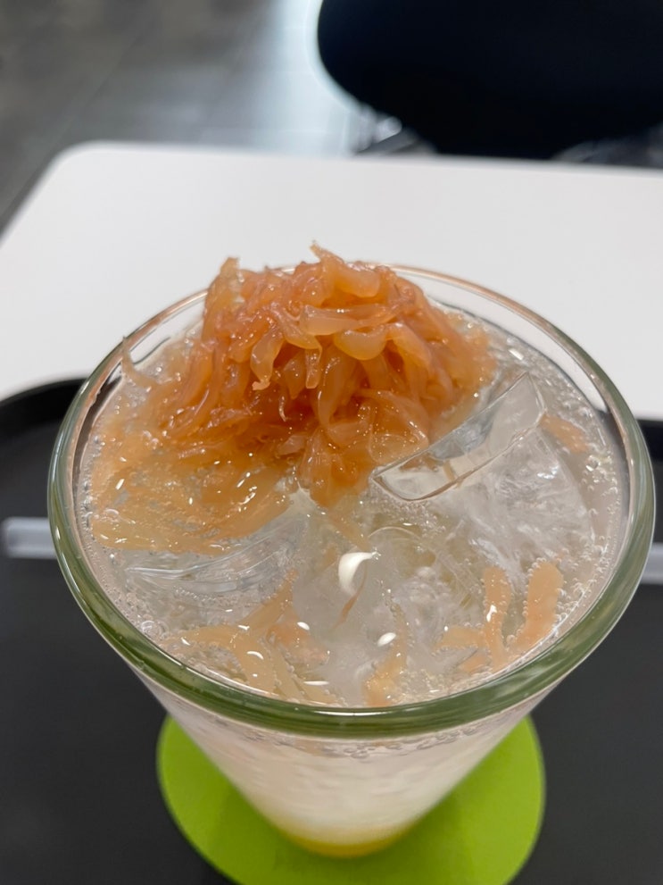  군산 수송동 카페포멜로 특색있는 과일의 단맛 포멜로에이드 무화과 정과 들어간 무화과 아몬드 휘낭시에 겸하는 악세사리샵 군산소품샵