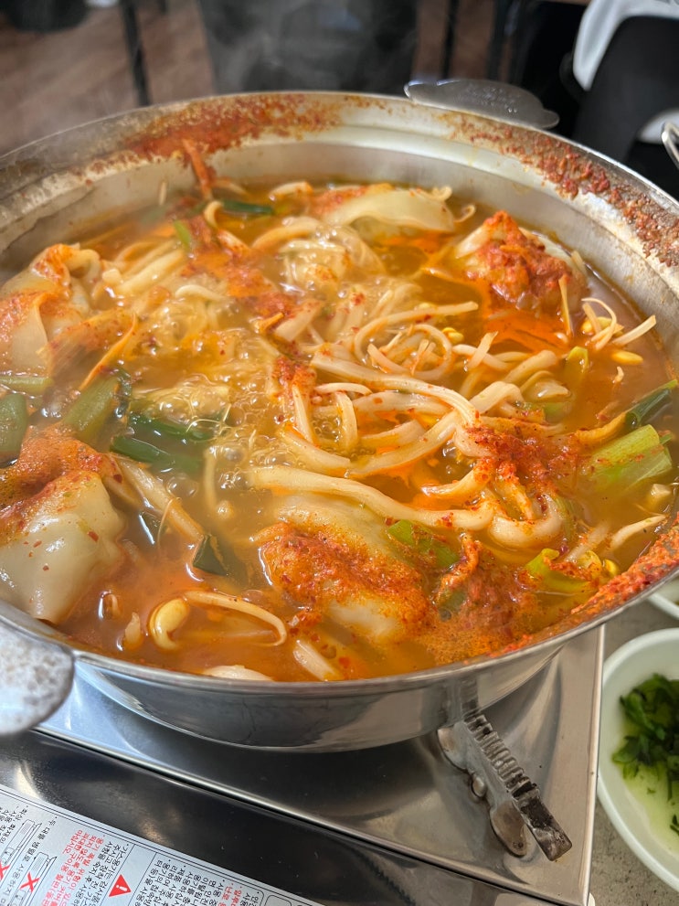  사창동 햇살왕만두. 콩나물, 수제비, 칼국수가 들어간 갱시기 재질의 만두전골(20000)