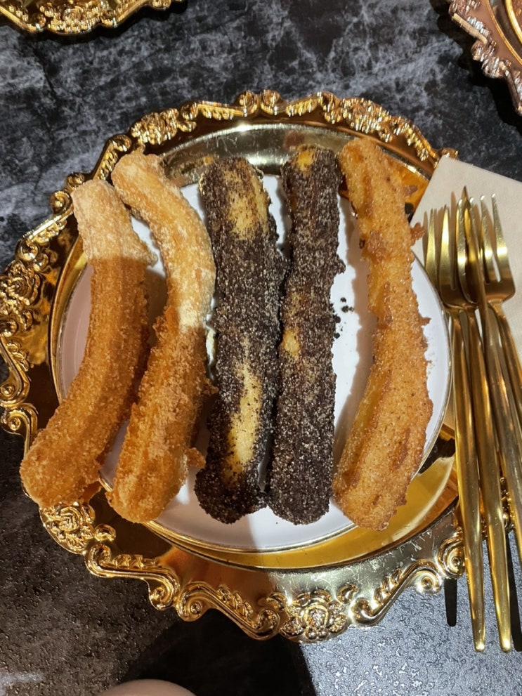  군산 수송동 루스토커피 Rusto Coffee 전) 디바제 에스프레소 가성비 좋은 츄러스혼합 군산츄러스맛집 초코라떼 잉글리시 블랙퍼스트 티 아이스티 층고 높은 수송동카페