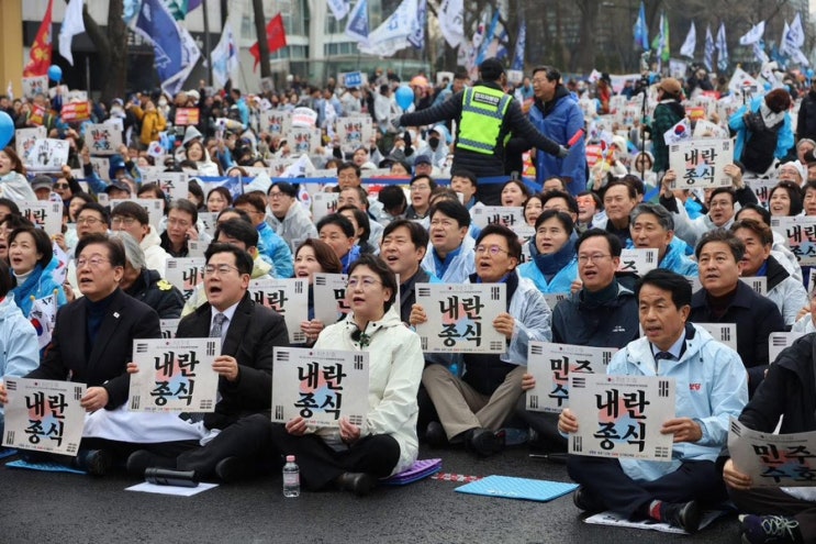 내란 후 <b>1년</b>, 우리 아직 멀었습니다
