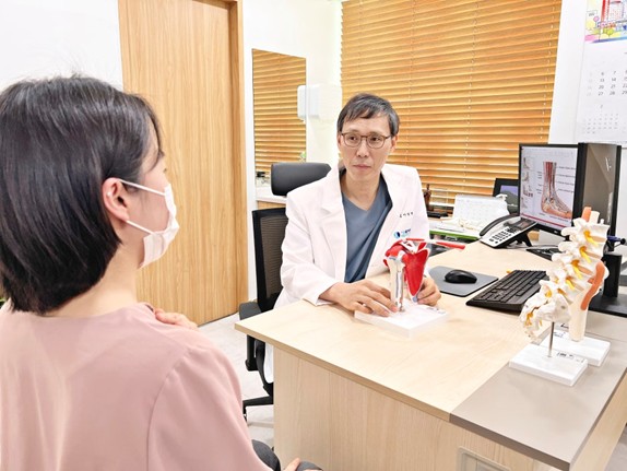 Differentiating cervical spine–related symptoms from carpal tunnel syndrome — 본문 그림