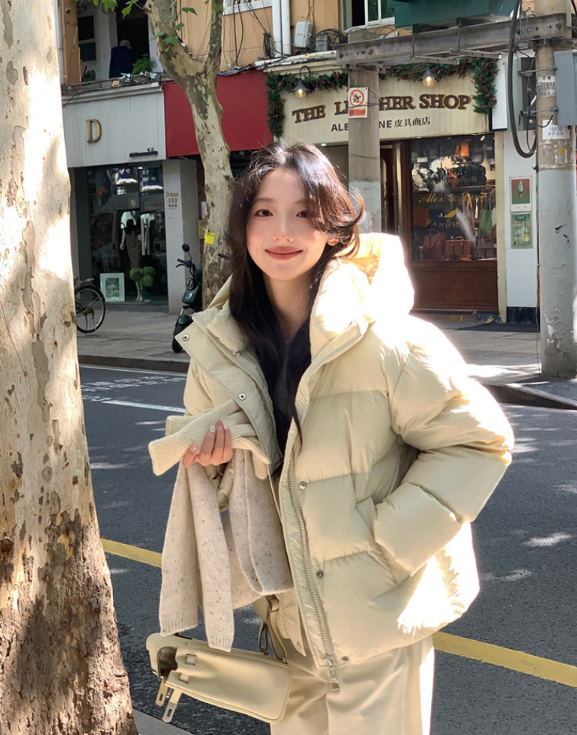  깔끔하고 청초한 스타일 완성에 도움 줄 겨울철 화이트 패딩 코디법 공개