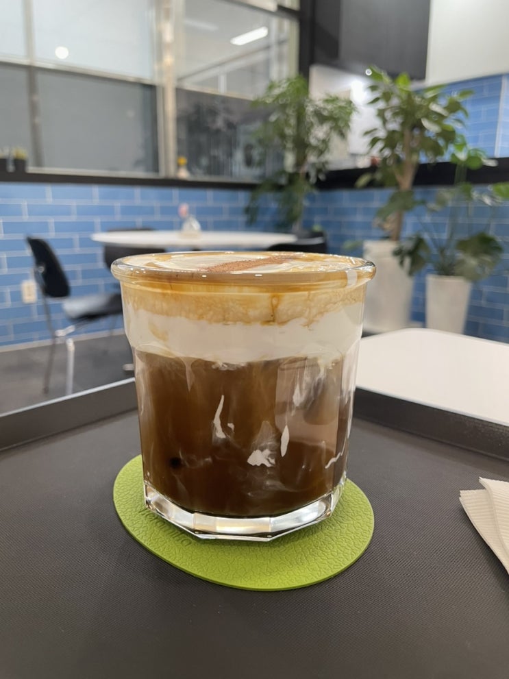  군산 카페소품샵 수송동 카페포멜로 CAFE POMELO 아인슈페너 군산크리스마스트리카페 군산소품 아이쇼핑