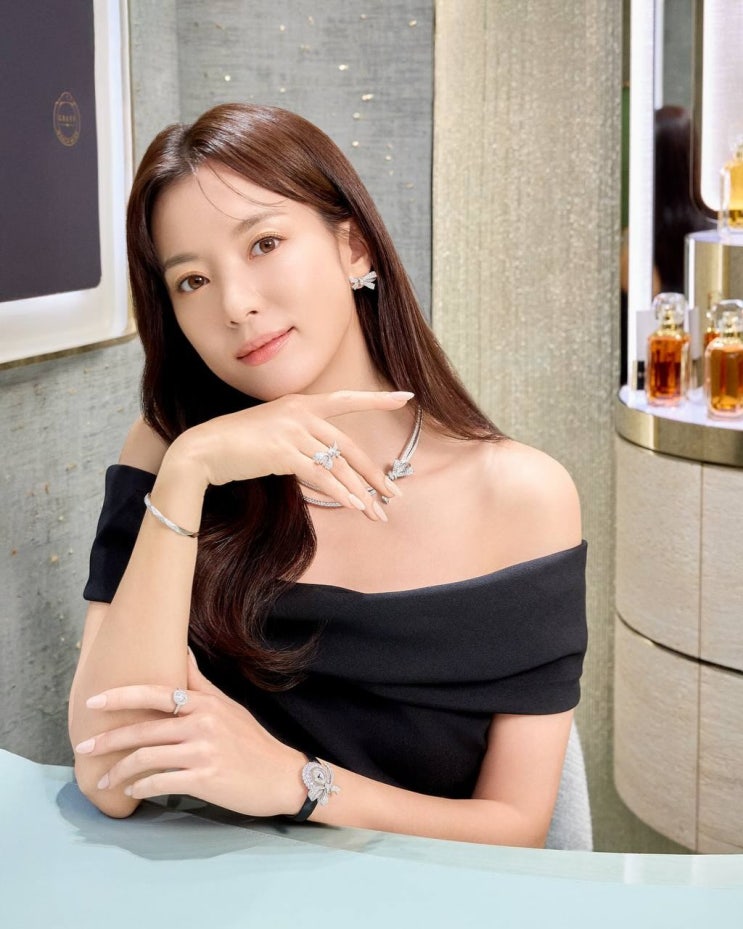  명품 주얼리 브랜드 그라프와 함께한 한효주, 고혹적 블랙 아우라 가득한 드레스룩 공개