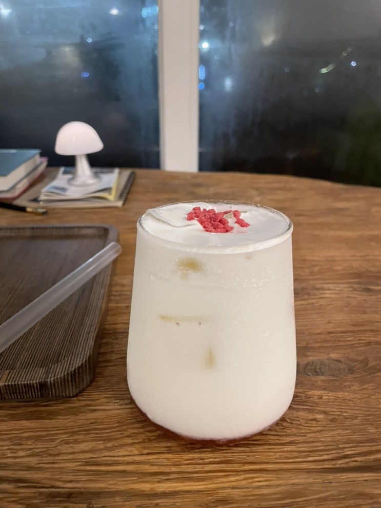  군산 재방문카페 금동 여력 전세낸공간 군산 음료맛집 딸기라떼