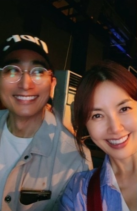  ️ 차인표신애라, 아들 차정민 결혼식에서 한복 손님맞이…현장 분위기 어땠길래?