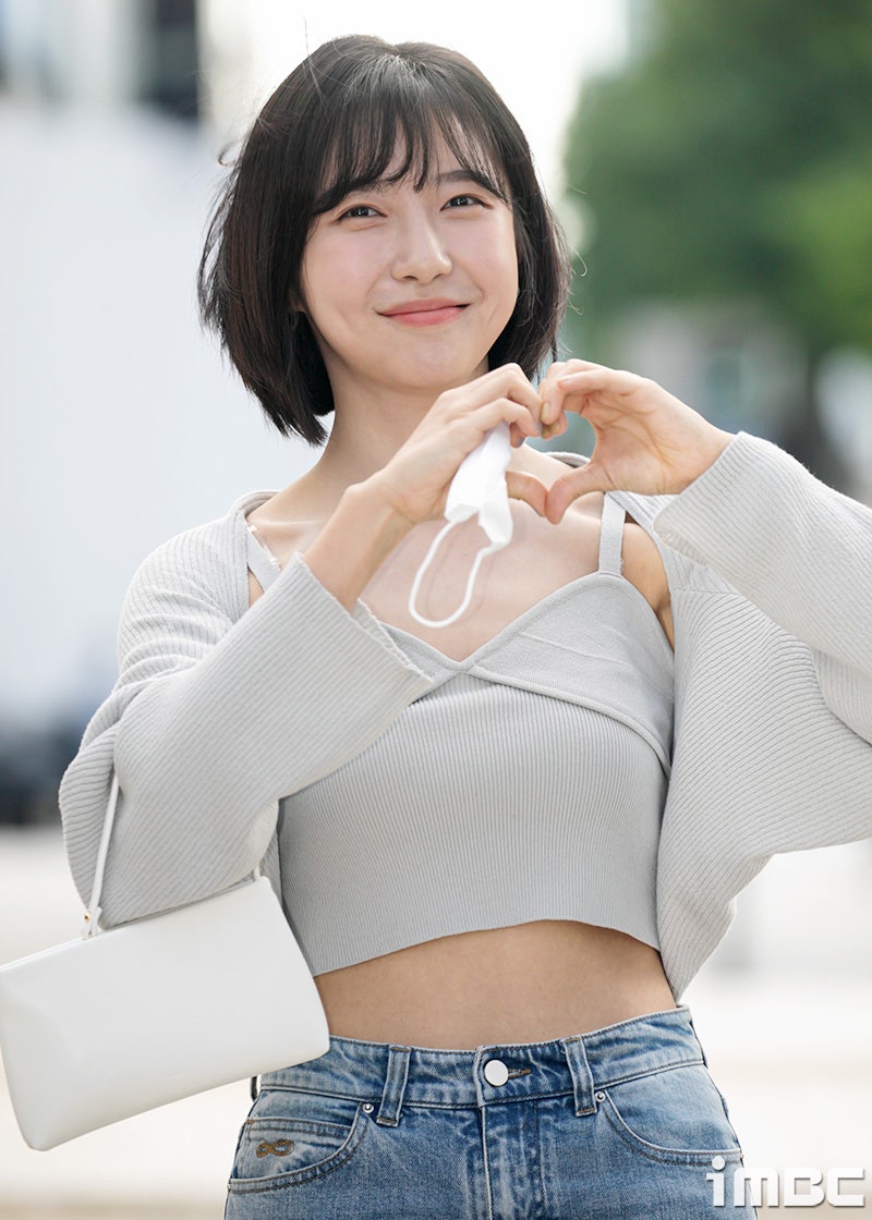 "SNL부터 사극까지! 주현영, 청순 비주얼과 만능 연기력으로 2025년 안방극장 장악"
