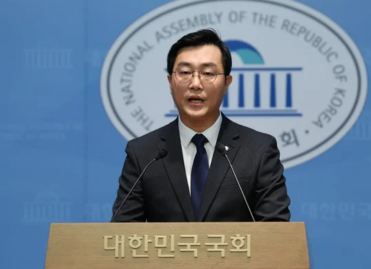 <b>장경태</b> "성추행 없었다... 피해자" 반박…무고죄 <b>맞고소</b> 선언