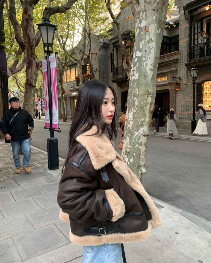  코트와 패딩이 지겹다면? 여성 무스탕, 따뜻한 겨울 스타일 코디로 데일리룩 완성하기!