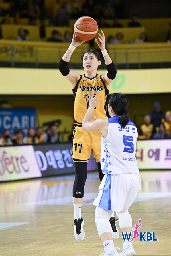 [WKBL] KB vs 우리<b>은행</b>, "팬들이 원하는 농구 선사"