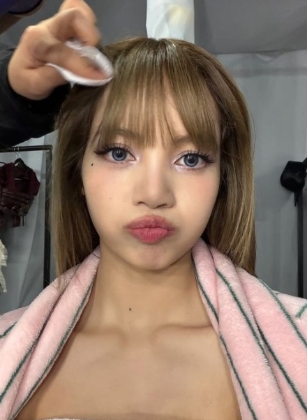  블랙핑크 리사, "이게 바로 패셔니스타 클래스!" 시스루 의상으로 필리핀 무대  뜨거운 열기 인증