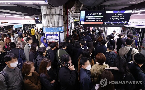 [속보] 오늘부터 서울<b>지하철 노조</b> ‘<b>준법운행</b>’ 출퇴근길지연... 
