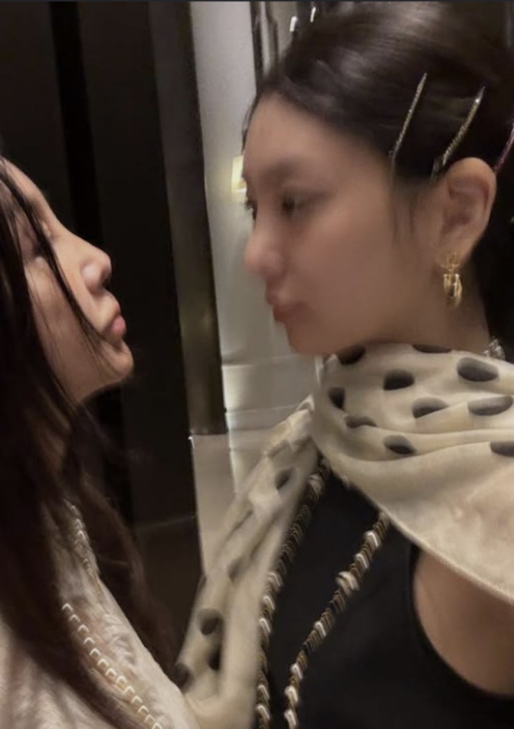  황신혜·이진이, 샤넬백 들고 데이트? 자매 같은 분위기 제대로 나왔다!
