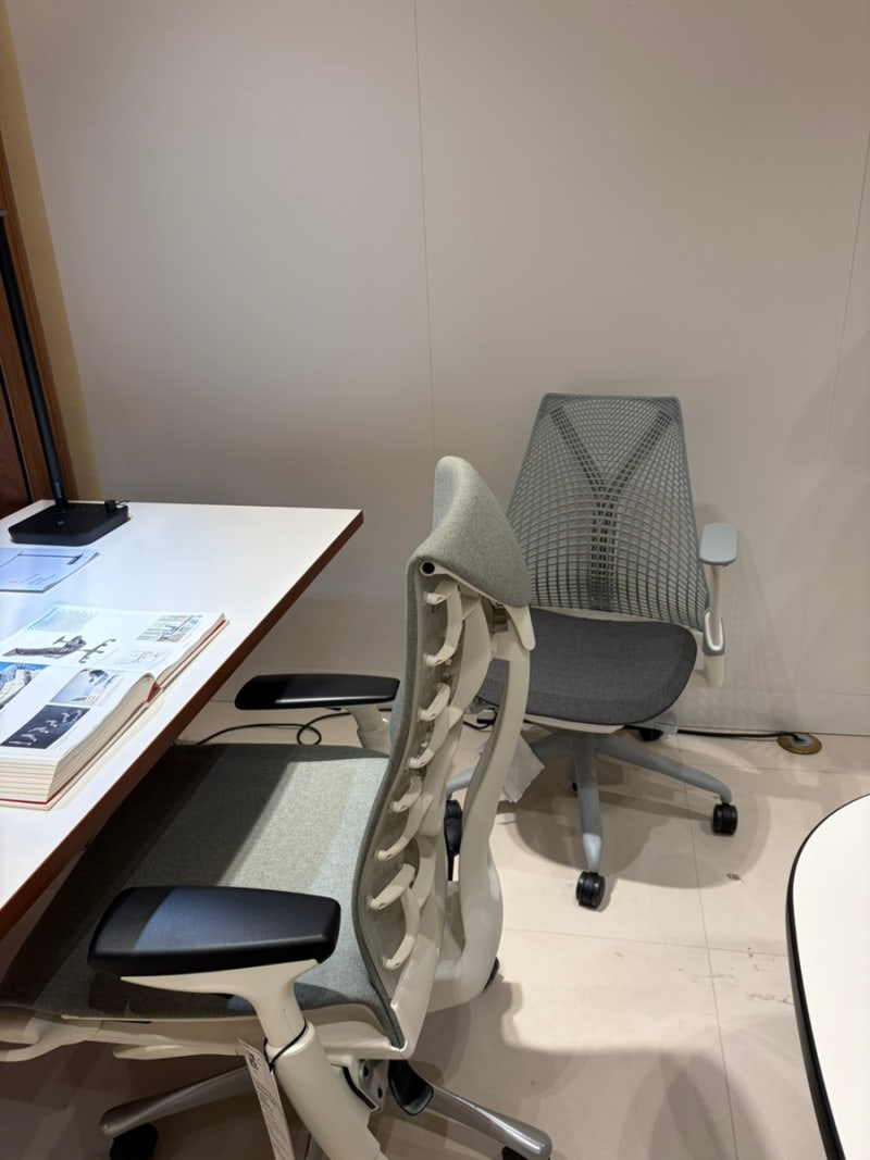 허먼밀러 의자 추천 에어론 뉴에어론 수원 광교 갤러리아 사무용의자 비교 솔직후기