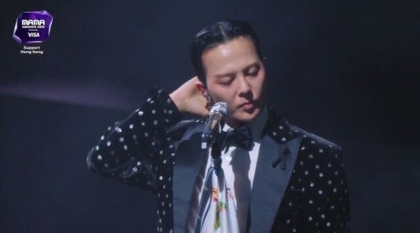 <b>지드래곤</b>, 또 다시 '<b>라이브</b> 대참사'...마마 대상에도 <b>논란</b> 재점화