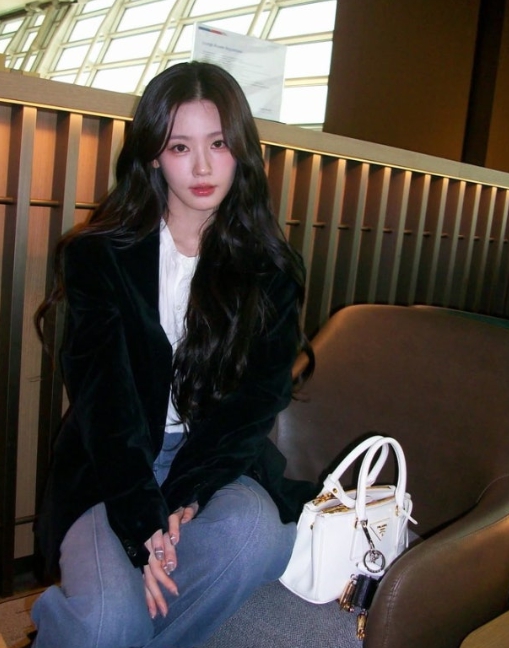   “카리나 아니야?” (여자)아이들 미연, 가을 거리서 찍은 '현실 여친짤'…카메라 든 모습도 설렘 유발