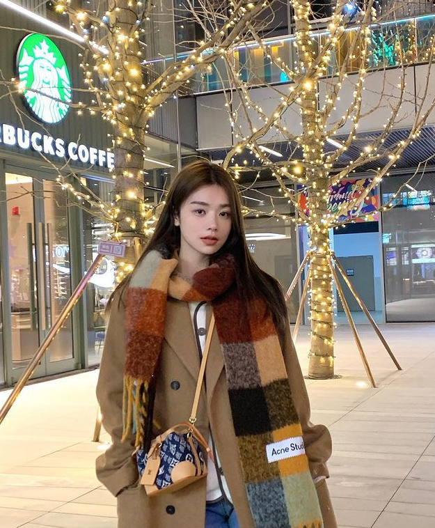  따스함과 엣지를 동시에 살려주기 좋은 12월 목도리 스타일링 팁 알아보기