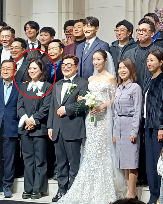 윤정수 옆 지킨 김숙 "우정으로 남는다"..결혼식 하객 단체사진 포착