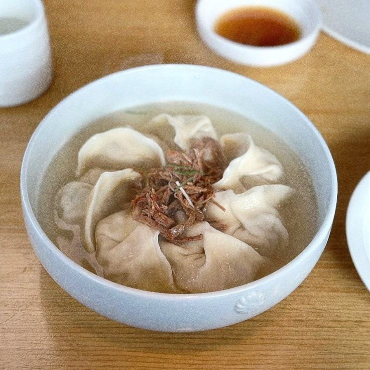  미쉐린 가이드 서울 2025 인왕산이 한눈에 보이는 부암동 대표 맛집 자하손만두 만두국 빈대떡 리뷰.