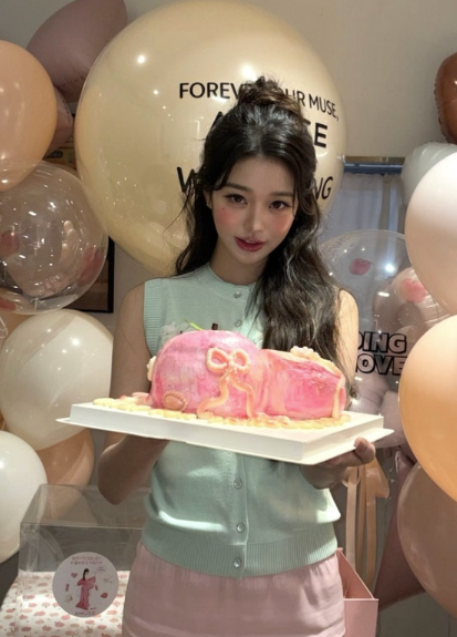  아이브 장원영, 인간 복숭아 변신! 핑크 메이크업으로 빛나는 미친 비주얼