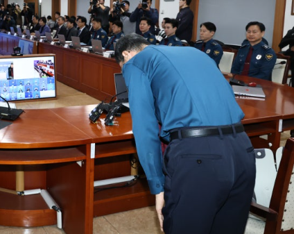<b>경찰청</b>장 <b>대행</b>, ‘12·3 불법계엄’ 공식 <b>사과</b>
