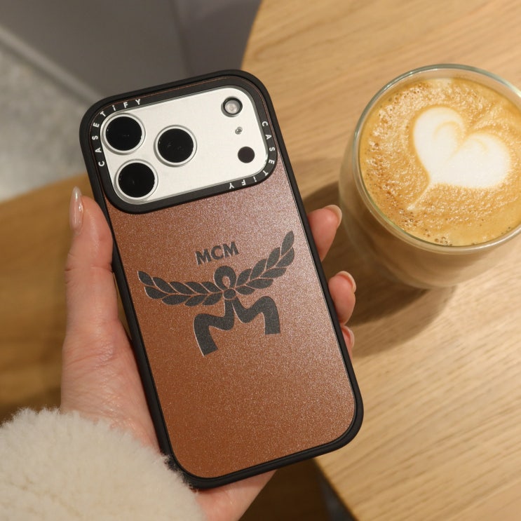  엠씨엠 케이스티파이 콜라보레이션 MCM X CASETiFY 로고 아이폰 17프로 케이스 추천