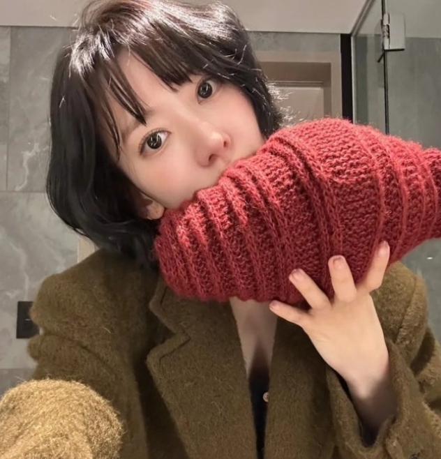   르세라핌 사쿠라, 단발+와인색 목도리로 '지은탁 실사판' 등극? 러블리 겨울 미모로 시선 집중!