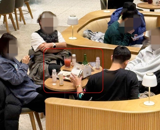<b>스타벅스</b>서 치킨에 소주를... <b>중국인 관광객</b> 민폐 행동