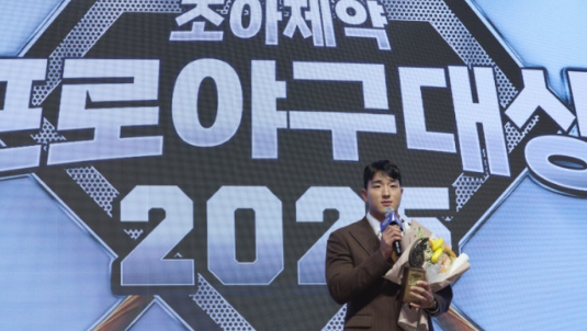 코디 폰세와 안현민, 2025 <b>조아제약 프로야구 대상</b> 공동 수상... 