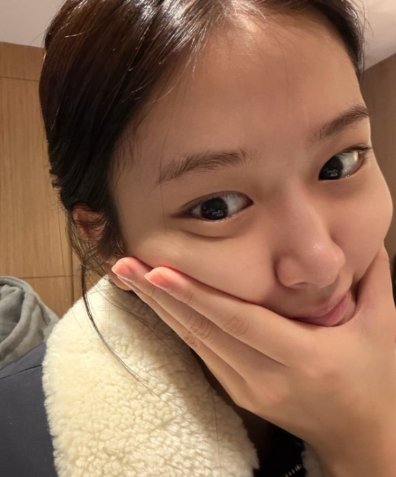   아이브 안유진, 데뷔 4주년 자축! 수수한 일상 속에서도 독보적인 아우라 발산