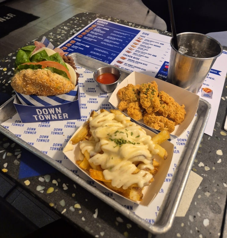  청담 맛집 수제버거 점심 생 바질 모짜렐라 치킨 바이츠 다운타우너