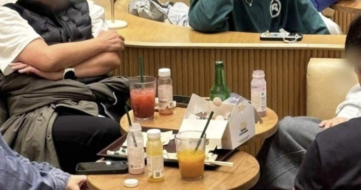 <b>스타벅스</b>에서 '치맥'을? <b>중국인 관광객</b>의 '매장 민폐' 논란, 도... 