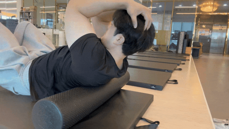  폼롤러 스트레칭 하는 법 이두  전면 어깨 흉추 스트레칭 자세 효과 배우기