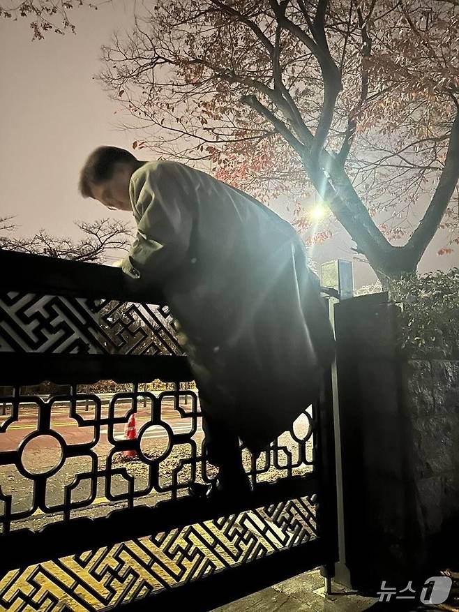 "<b>비상계엄</b>을 선포합니다" 그 후 <b>1년</b>