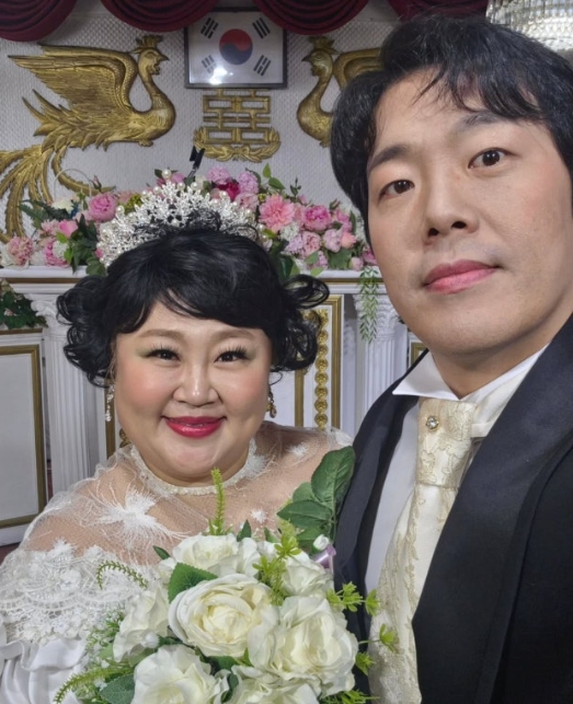  ️ 홍윤화, 레트로 웨딩사진 공개! "40kg 감량해서 아이유 드레스 입을 거예요" 다이어트 중대 발표