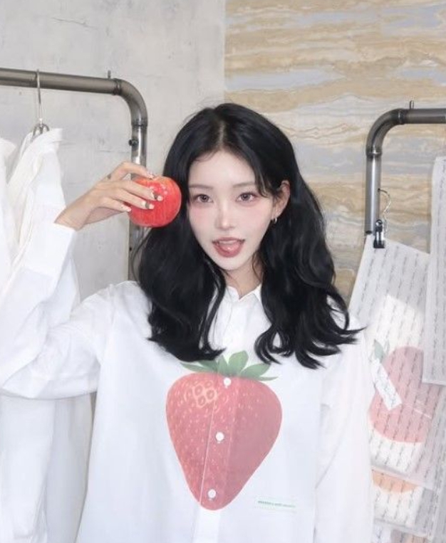   '최진실 딸' 최준희, 딸기 옷에 딸기 들고 '과즙美' 폭발! 상큼 발랄한 근황 공개