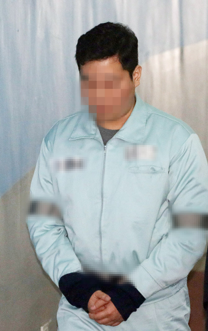 '청담동 주식부자' <b>이희진</b>, 경찰 출석... 18억원대 <b>사기</b> 혐의