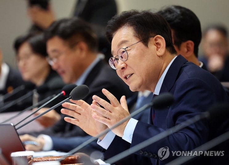 이 대통령 “비상계엄, <b>나치 전범</b>처럼 영원히 <b>처벌</b>”…무슨... 
